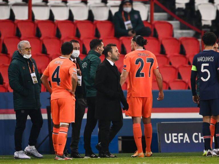 Istanbul Basaksehir's Turkish coach Okan Buruk (3rdL front) stands on the sideline as players argue during the UEFA Champions League group H football match between Paris Saint-Germain (PSG) and Istanbul Basaksehir FK at the Parc des Princes stadium in Paris, on December 8, 2020. (Photo by FRANCK FIFE / AFP) (Photo by FRANCK FIFE/AFP via Getty Images)