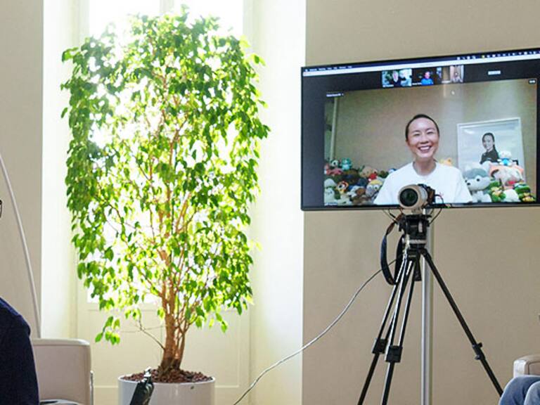 Peng Shuai, tenista que estaba desaparecida, confirmó por medio de una videollamada con el COI que se encuentra «bien»