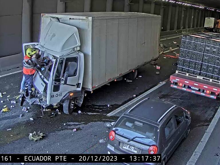 Grave colisión múltiple y alta congestión vehicular en Autopista General Velásquez
