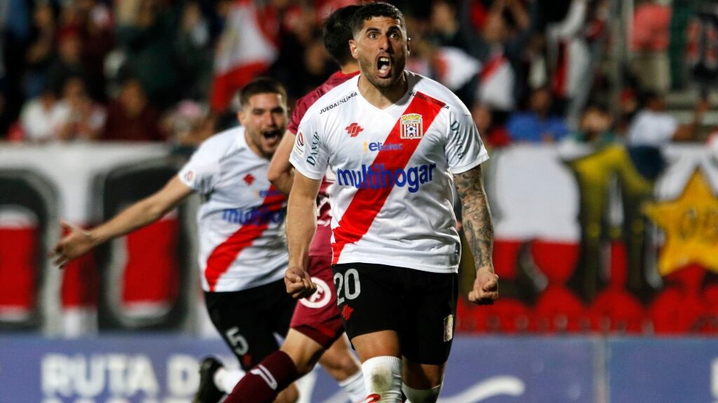 Curicó Unido supera la resistencia de Deportes La Serena y sigue a la caza de Colo Colo