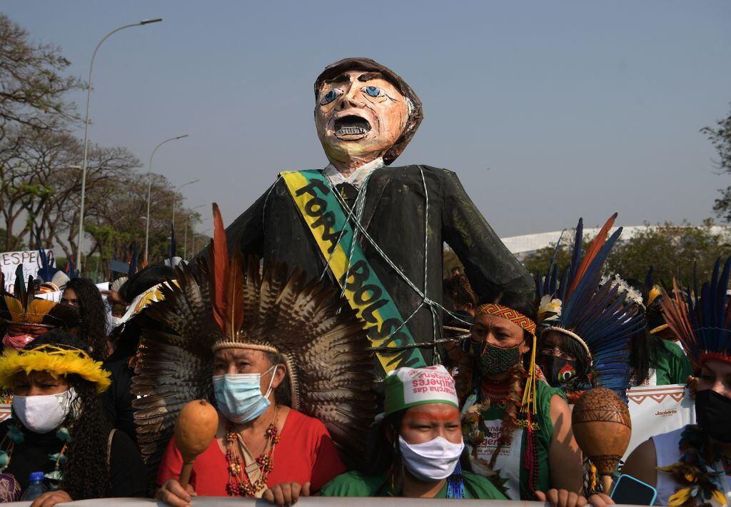 Manifestantes de pueblos originarios piden la salida de Bolsonaro en Brasilia