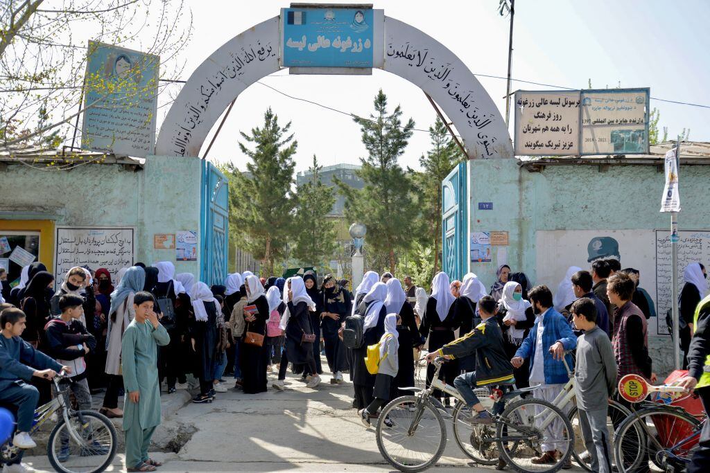 Niñas dejan las escuelas en Kabul tras el cierre que decretaran los talibanes