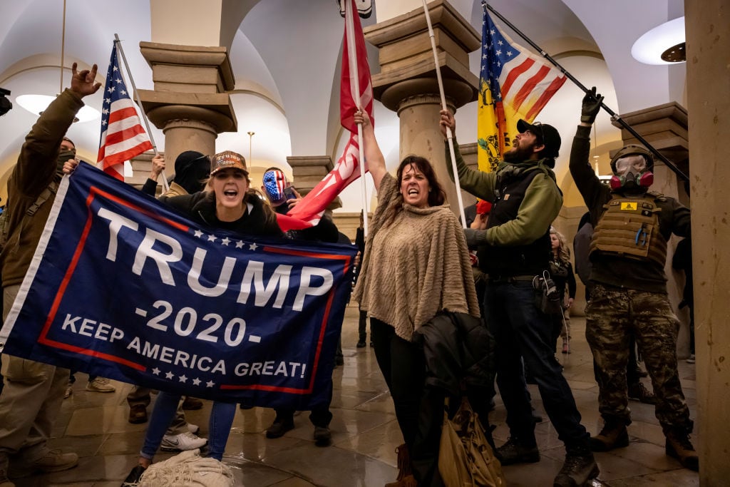 Grupos de trumpistas festejan el ingreso al Capitolio de EEUU