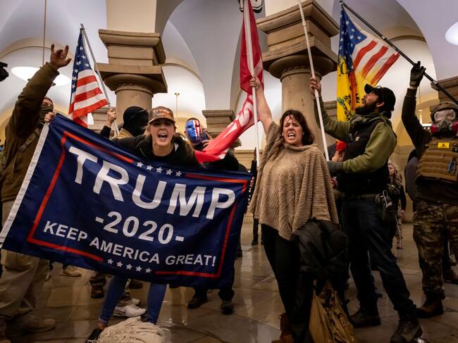 Grupos de trumpistas festejan el ingreso al Capitolio de EEUU