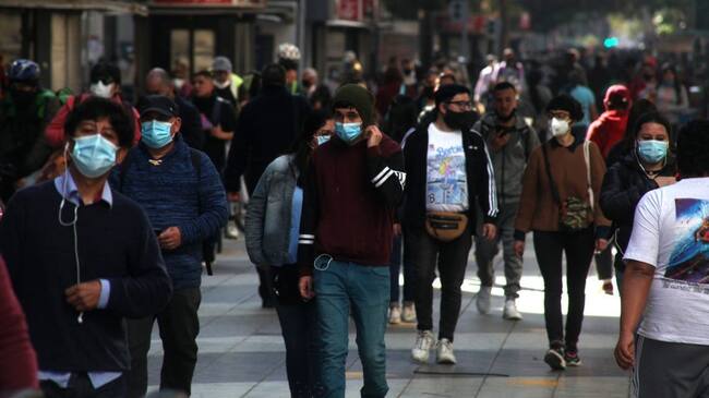20 DE AGOSTO DE 2020/SANTIAGO
Aumento de personas en Santiago Centro tras salir de cuarentena y pasar a Fase 2 de transición al desconfinamiento, durante la pandemia por Coronavirus, Santiago.
FOTO: AILEN DÍAZ/AGENCIAUNO