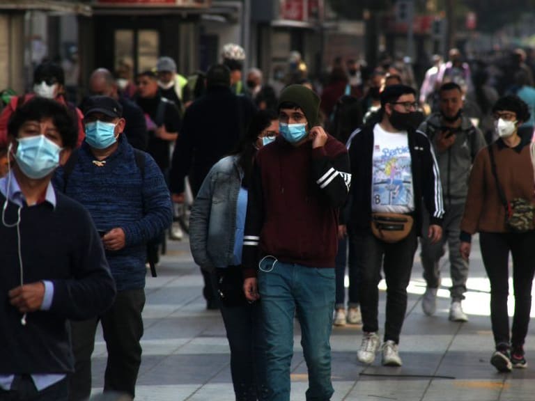 20 DE AGOSTO DE 2020/SANTIAGO
Aumento de personas en Santiago Centro tras salir de cuarentena y pasar a Fase 2 de transición al desconfinamiento, durante la pandemia por Coronavirus, Santiago.
FOTO: AILEN DÍAZ/AGENCIAUNO