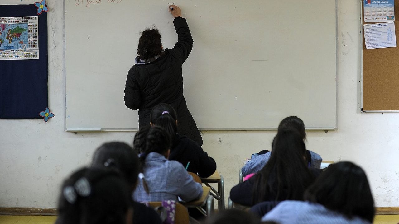 27 de Julio de 2015/VALPARAÍSOUna maestra escribe en el pizarron a sus alumna en clase de la Escuela República del Ecuador por el regreso a clase de algunos establecimiento municipalizados en algunas comunas de la Región de Valparaiso.
FOTO : PABLO OVALLE ISASMENDI/ AGENCIAUNO