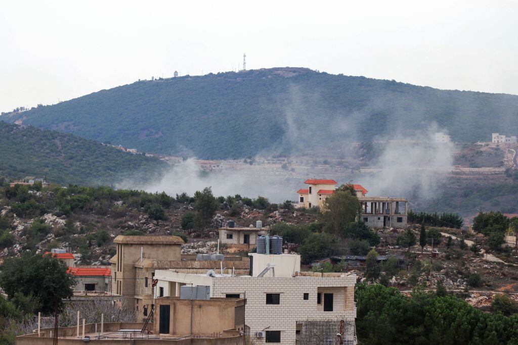 Humo se levanta sobre una localidad del Líbano atacada por israelíes