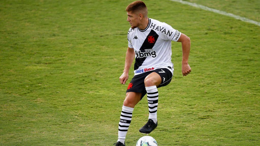 RIO DE JANEIRO, BRAZIL - JANUARY 31: Leonardo Gil of Vasco da Gama controls the ball during the match between Vasco da Gama and Bahia as part of the Brasileirao Series A at Sao Januario Stadium on January 31, 2021 in Rio de Janeiro, Brazil. (Photo by Bruna Prado/Getty Images)