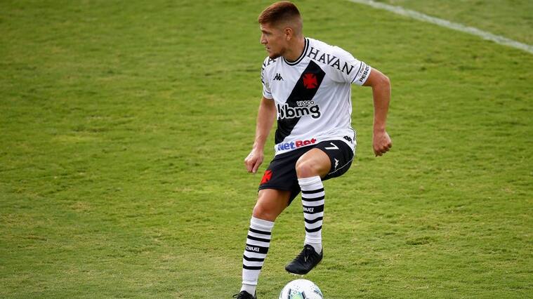 RIO DE JANEIRO, BRAZIL - JANUARY 31: Leonardo Gil of Vasco da Gama controls the ball during the match between Vasco da Gama and Bahia as part of the Brasileirao Series A at Sao Januario Stadium on January 31, 2021 in Rio de Janeiro, Brazil. (Photo by Bruna Prado/Getty Images)