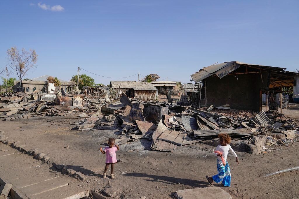 Niños juegan entre los escombros de viviendas destruidas por la guerra en Darsageta