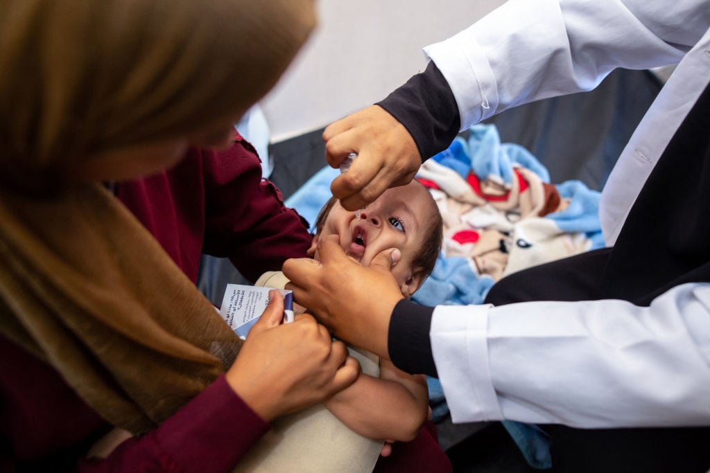 Un niño recibe la vacuna contra la polio en un hospital en la Franja de Gaza en Palestina, al iniciarse la campaña de la OMS.