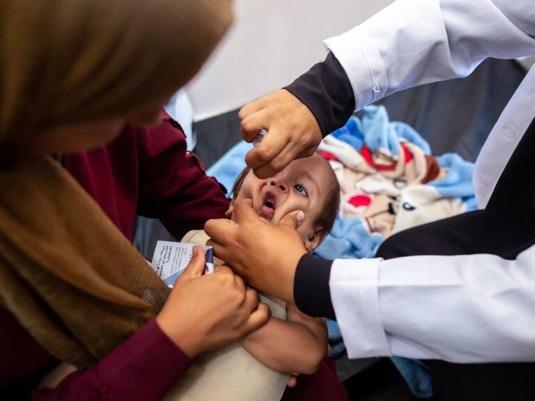 Un niño recibe la vacuna contra la polio en un hospital en la Franja de Gaza en Palestina, al iniciarse la campaña de la OMS.