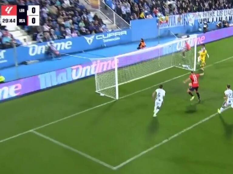 No se puede creer: futbolista del Osasuna tiene uno de los fallos más insólitos en lo que va del año estando solo, sin arquero, dentro del área chica