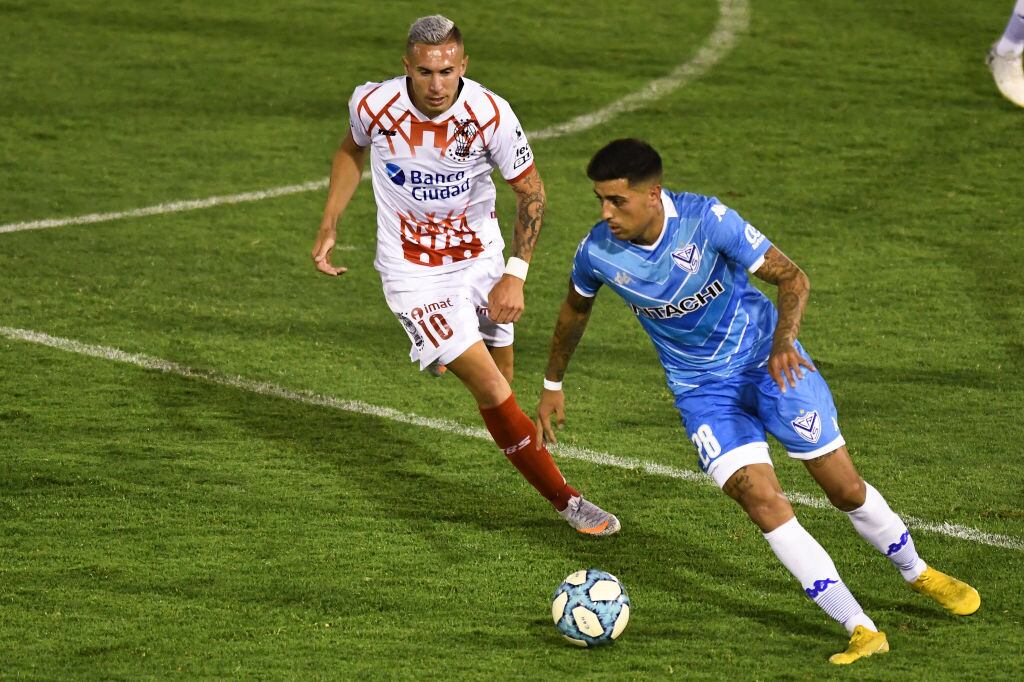 Brizuela conduce el balón ante Norberto Briasco de Huracán