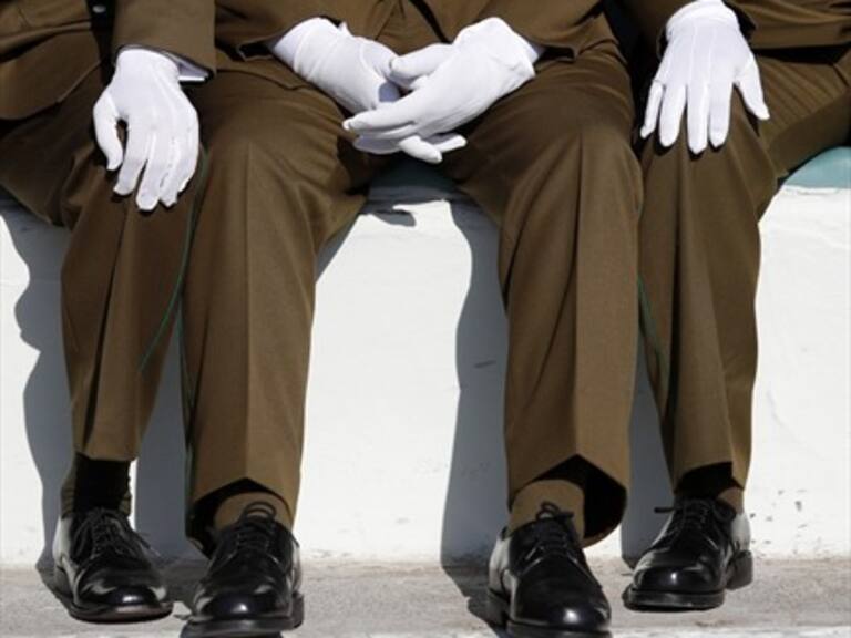 Viralizan registro de carabinero realizando sexy baile sobre una mesa