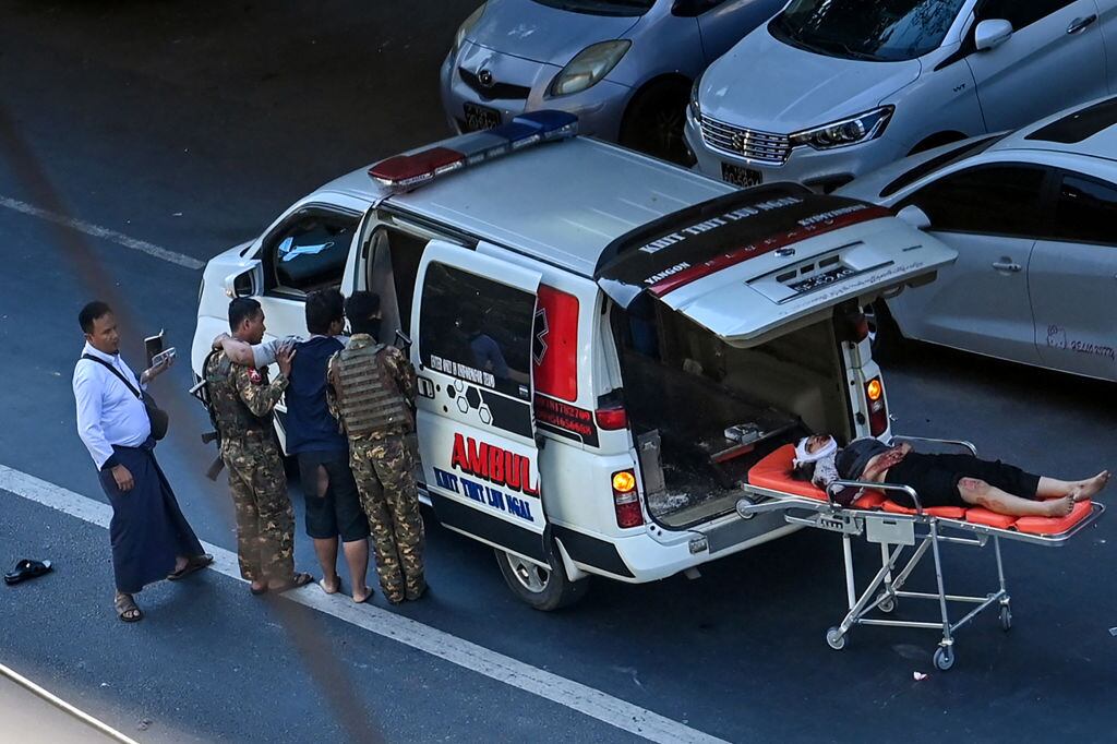 Equipos médicos asisten a herido en las protestas en Rangún