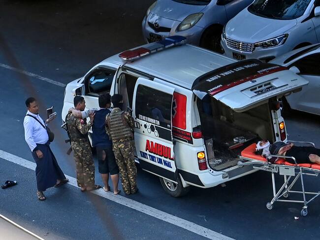 Equipos médicos asisten a herido en las protestas en Rangún
