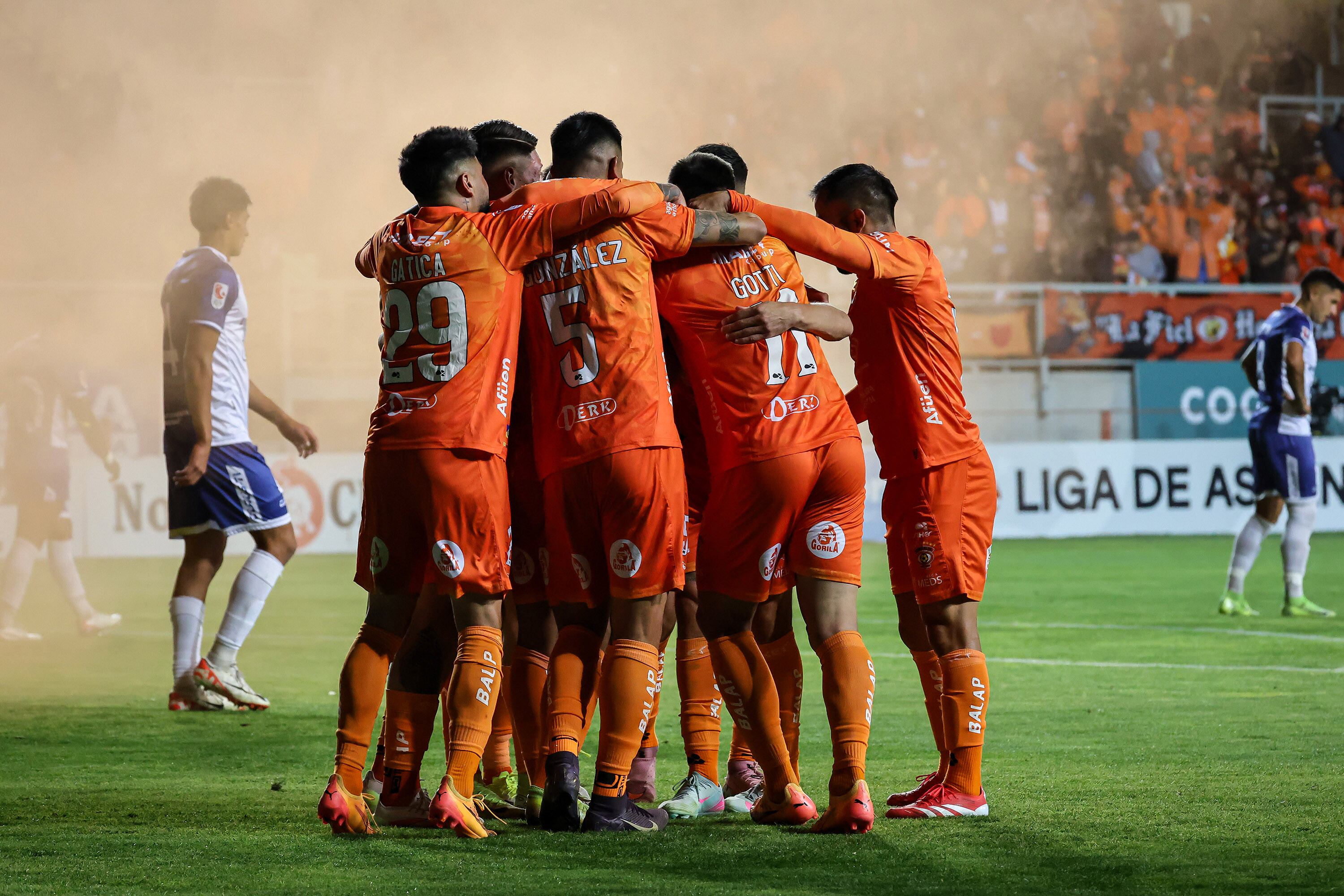 Los jugadores de Cobreloa festejan el gol durante el partido, válido por la décima fecha de la Liga de Ascenso, entre Cobreloa y Deportes Antofagasta, disputado en el estadio Zorros del Desierto.
