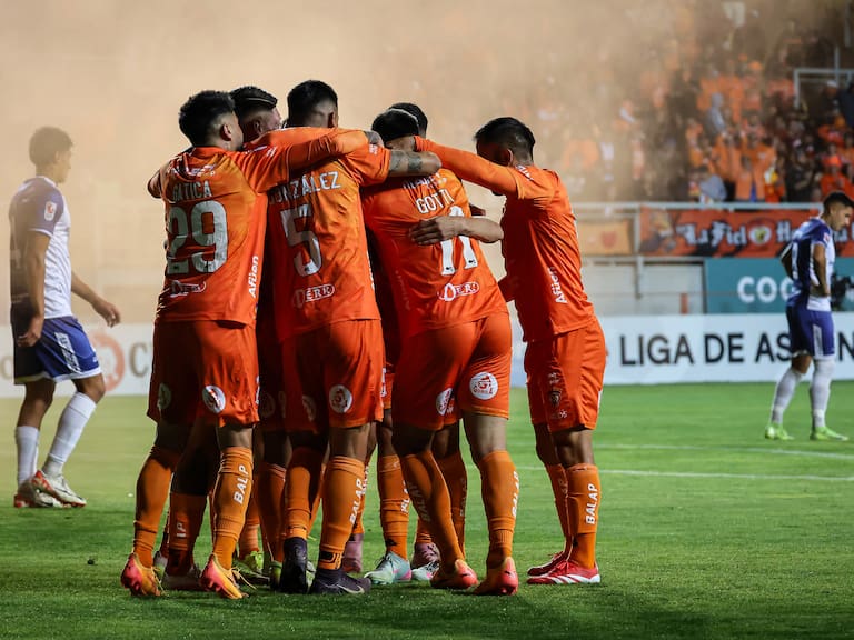 Los jugadores de Cobreloa festejan el gol durante el partido, válido por la décima fecha de la Liga de Ascenso, entre Cobreloa y Deportes Antofagasta, disputado en el estadio Zorros del Desierto.