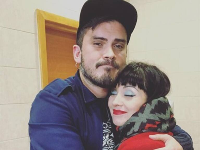 Mon Laferte integra a excompañero de «Rojo» como corista