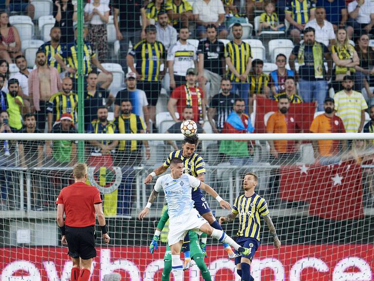 Hinchas del Fenerbahce realizan cánticos a favor de Vladimir Putin