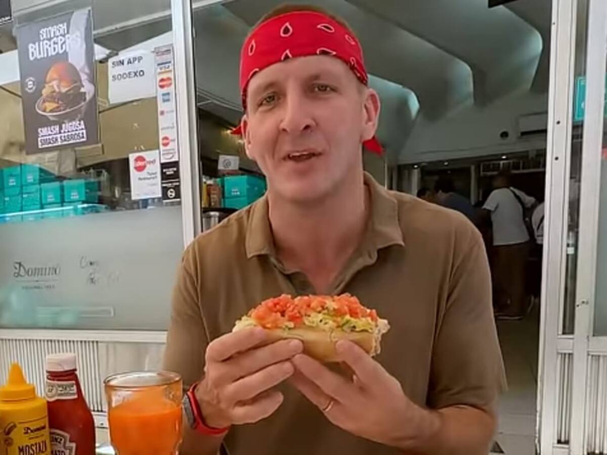 “Uno de los mejores sándwiches de mi vida”: Youtuber estadounidense revela las mejores comidas callejeras en Chile