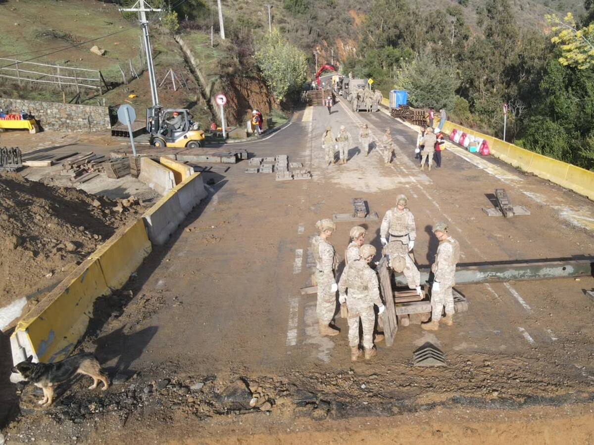 Tiene 42 metros y aguanta 10 toneladas: Ejército inicia instalación de puente mecano para recuperar conectividad en la Ruta E-462