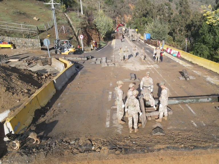 Tiene 42 metros y aguanta 10 toneladas: Ejército inicia instalación de puente mecano para recuperar conectividad en la Ruta E-462