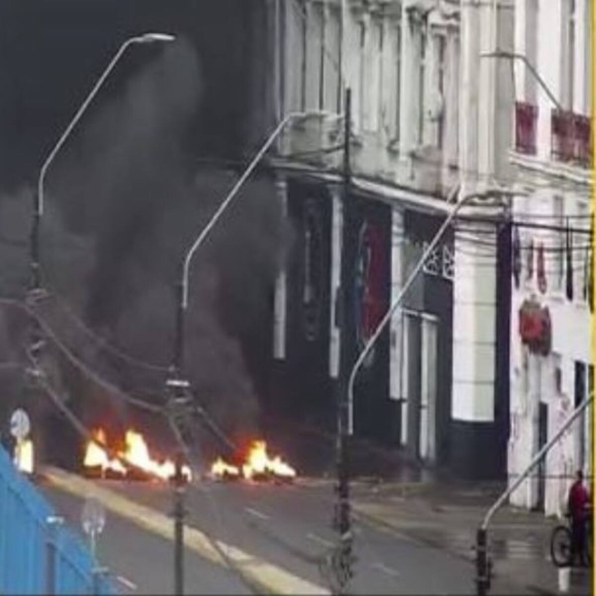 Trabajadores portuarios realizan barricadas en Valparaíso