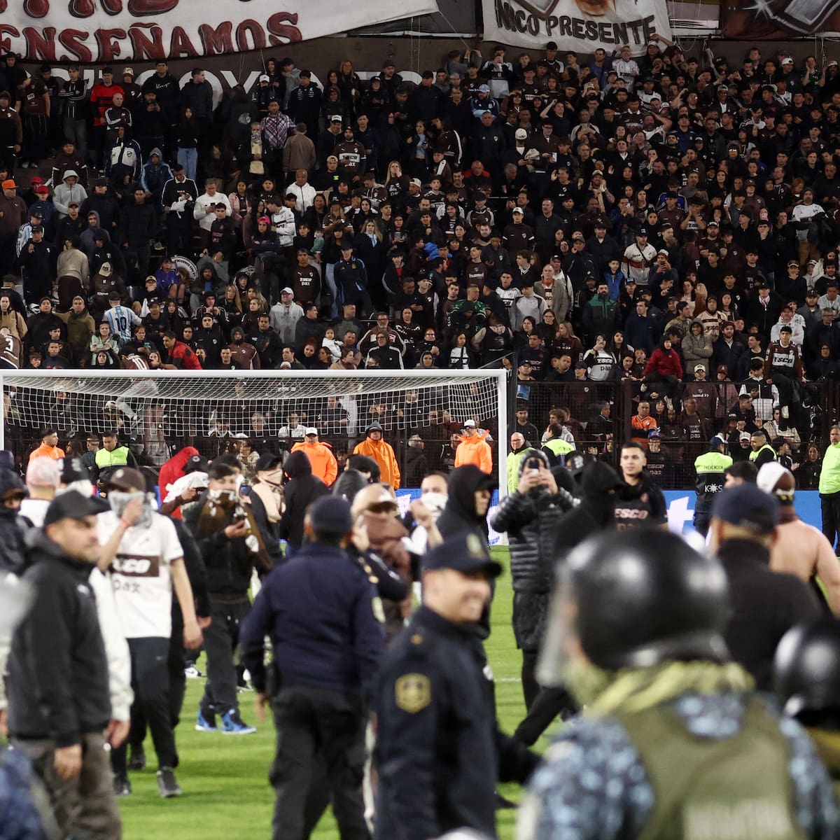 Caos total en Argentina tras partido de la Copa Libertadores: invasión de barristas, peleas y robo de banderas