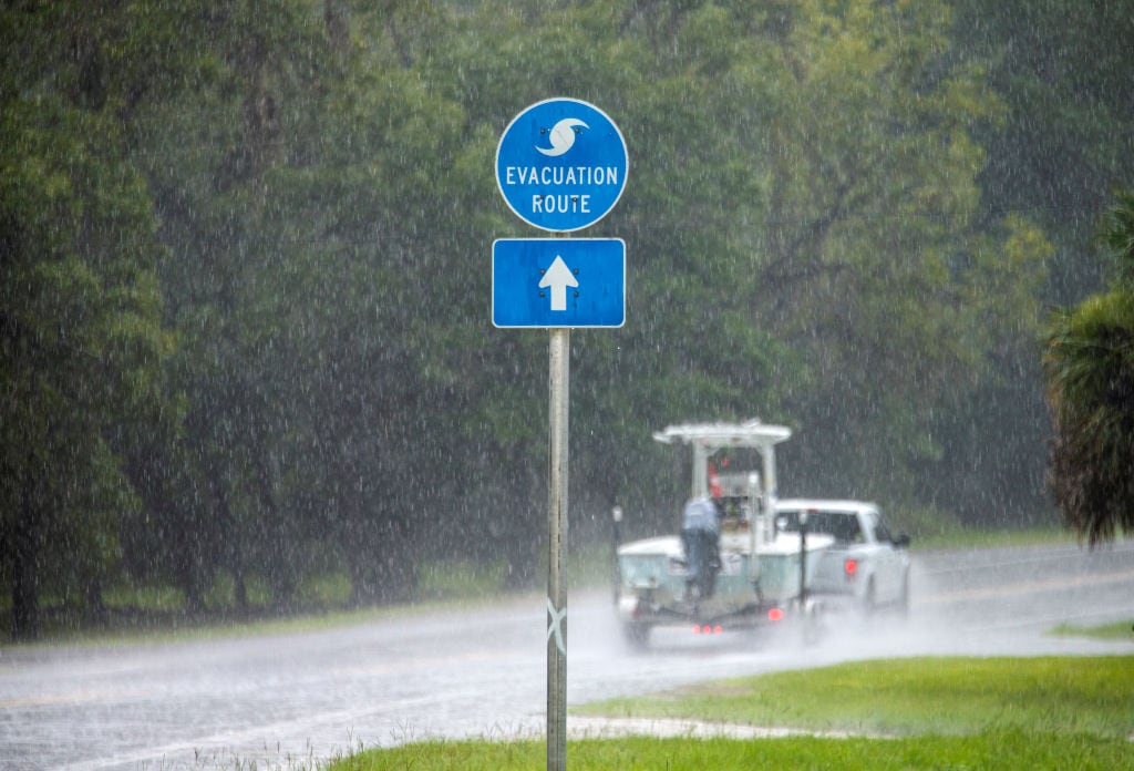 Las personas evacúan las zonas ante la llegada de la tormenta Elsa a Florida