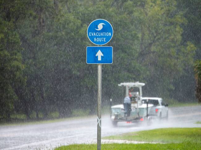 Las personas evacúan las zonas ante la llegada de la tormenta Elsa a Florida