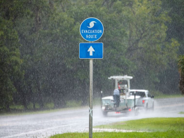 Las personas evacúan las zonas ante la llegada de la tormenta Elsa a Florida