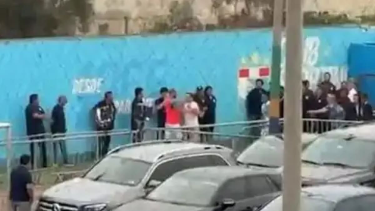 Pablo Guede se enfrenta a un jugador y desata un escándalo en Perú: imágenes insólitas