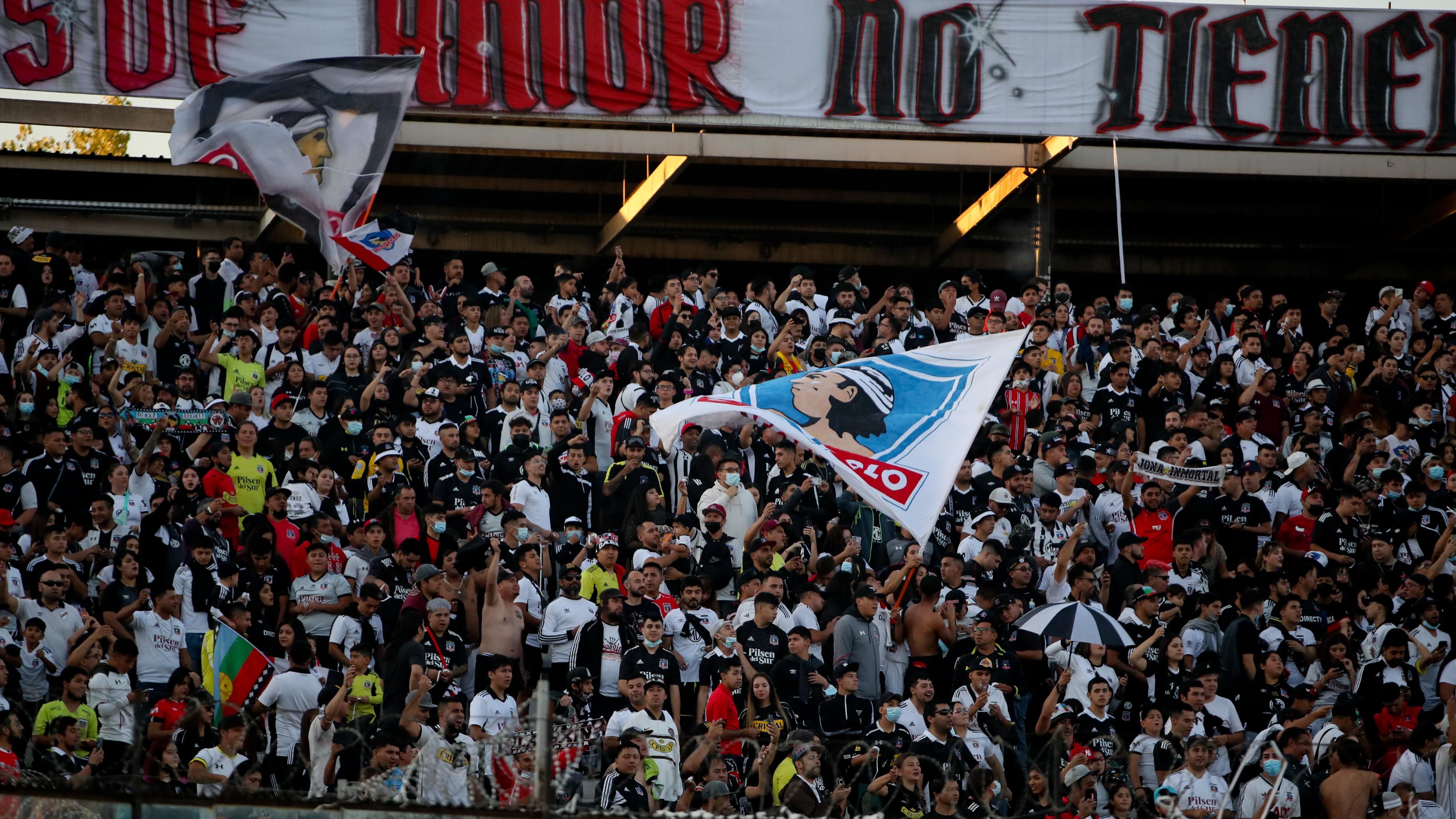 Hinchas de Colo Colo rompen reja en la previa de duelo ante River Plate