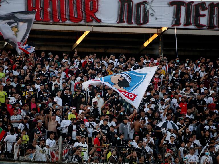 Hinchas de Colo Colo rompen reja en la previa de duelo ante River Plate