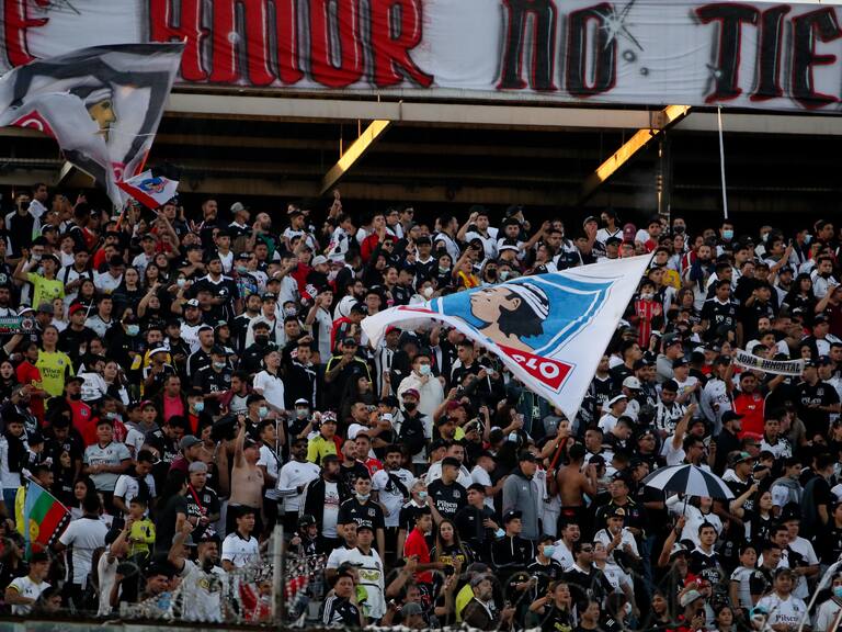 Hinchas de Colo Colo rompen reja en la previa de duelo ante River Plate