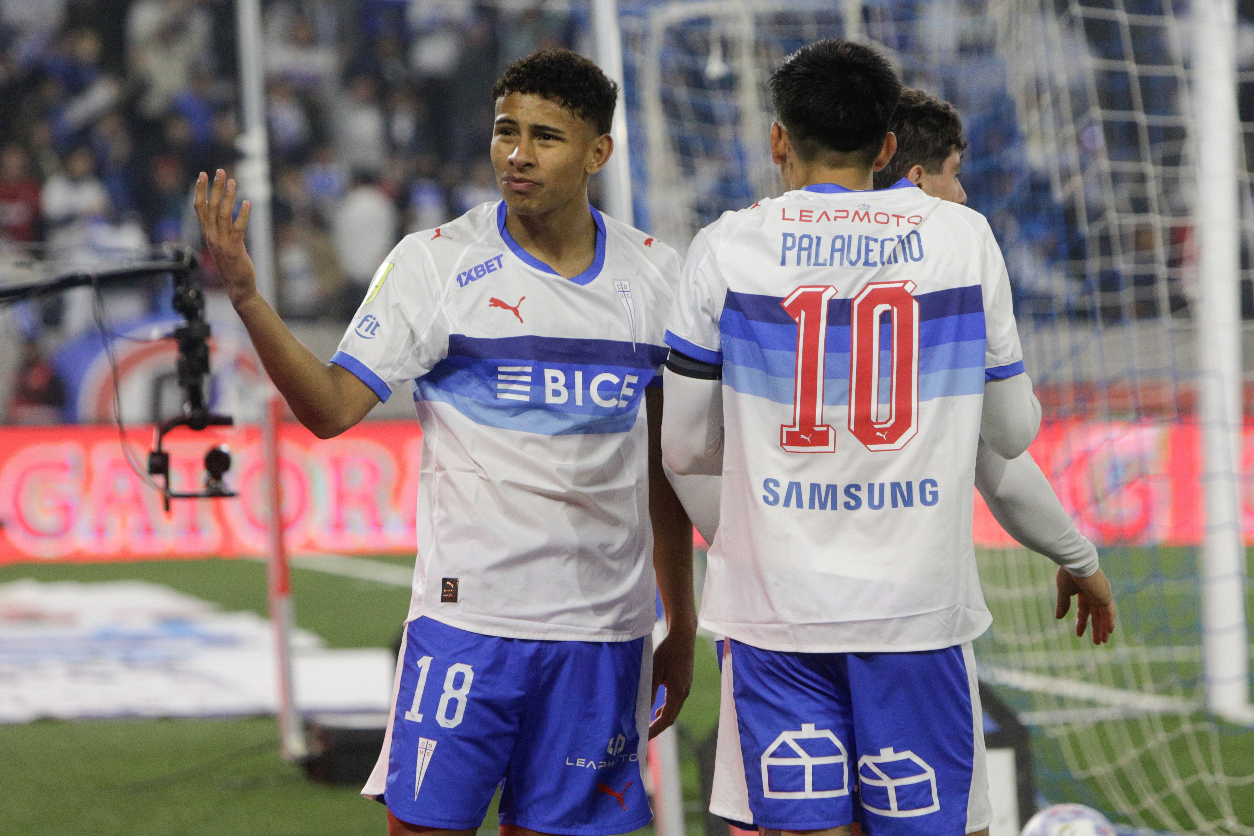 24 DE MAYO DE 2026 / SANTIAGO
Eduard Bello (uc) celebra el autogol del Arturo Vidal a favor de Universidad Católica durante el partido, válido por décimo tercera fecha de la Liga de Primera, entre Universidad Católica y Colo Colo, disputado en el estadio Claro Arena
FOTO: LUKAS SOLIS / AGENCIA UNO