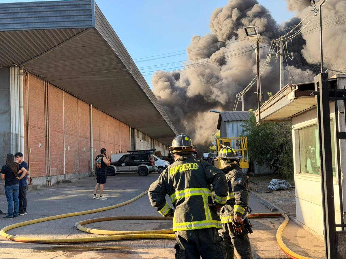 Incendio estructural afecta 6 bodegas en Quilicura: humo es visible desde varias zonas de RM