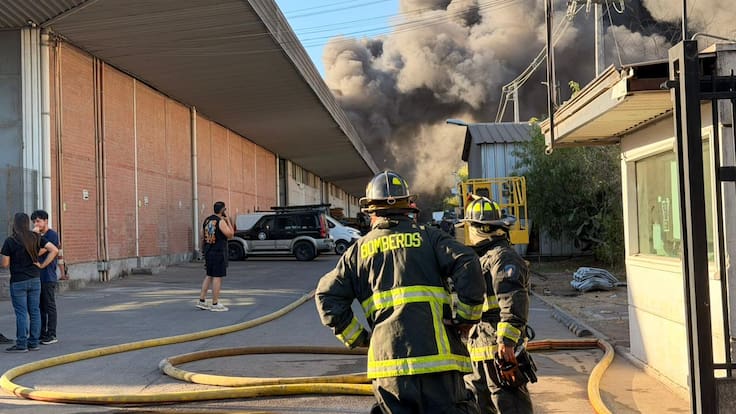 Incendio estructural en bodegas de Quilicura