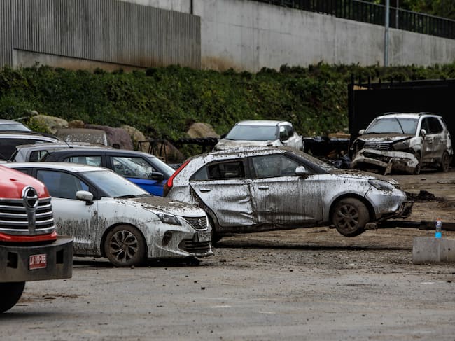 10 DE OCTUBRE DE 2026 / LAS CONDES
Decenas de vehiculos abandonados y destruidos por el aluvion del jueves 08 de octubre son fotografiados en los estacionamientos del Estadio Claro Arena.
FOTO: LUKAS SOLIS / AGENCIAUNO