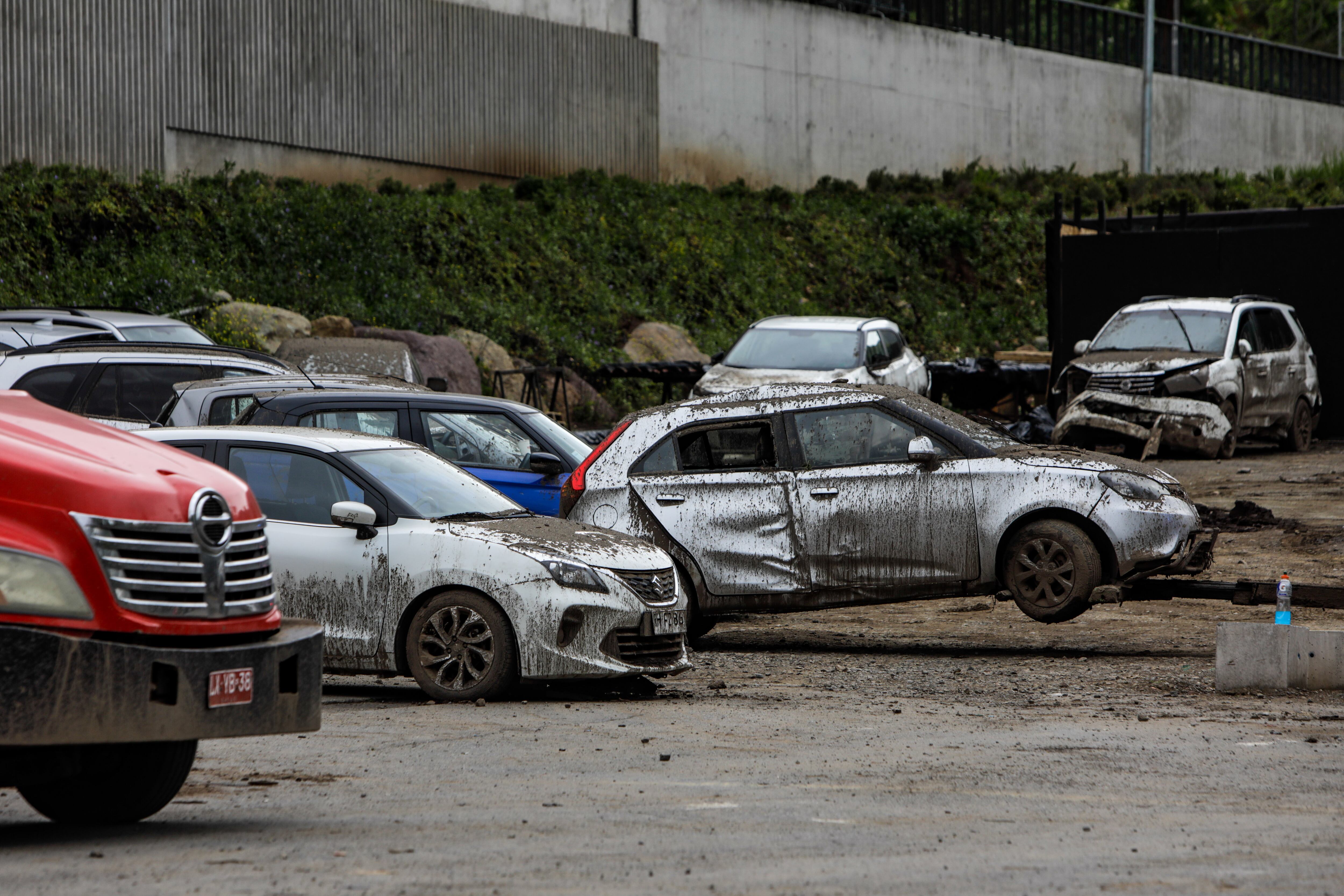 10 DE OCTUBRE DE 2026 / LAS CONDES
Decenas de vehiculos abandonados y destruidos por el aluvion del jueves 08 de octubre son fotografiados en los estacionamientos del Estadio Claro Arena.
FOTO: LUKAS SOLIS / AGENCIAUNO