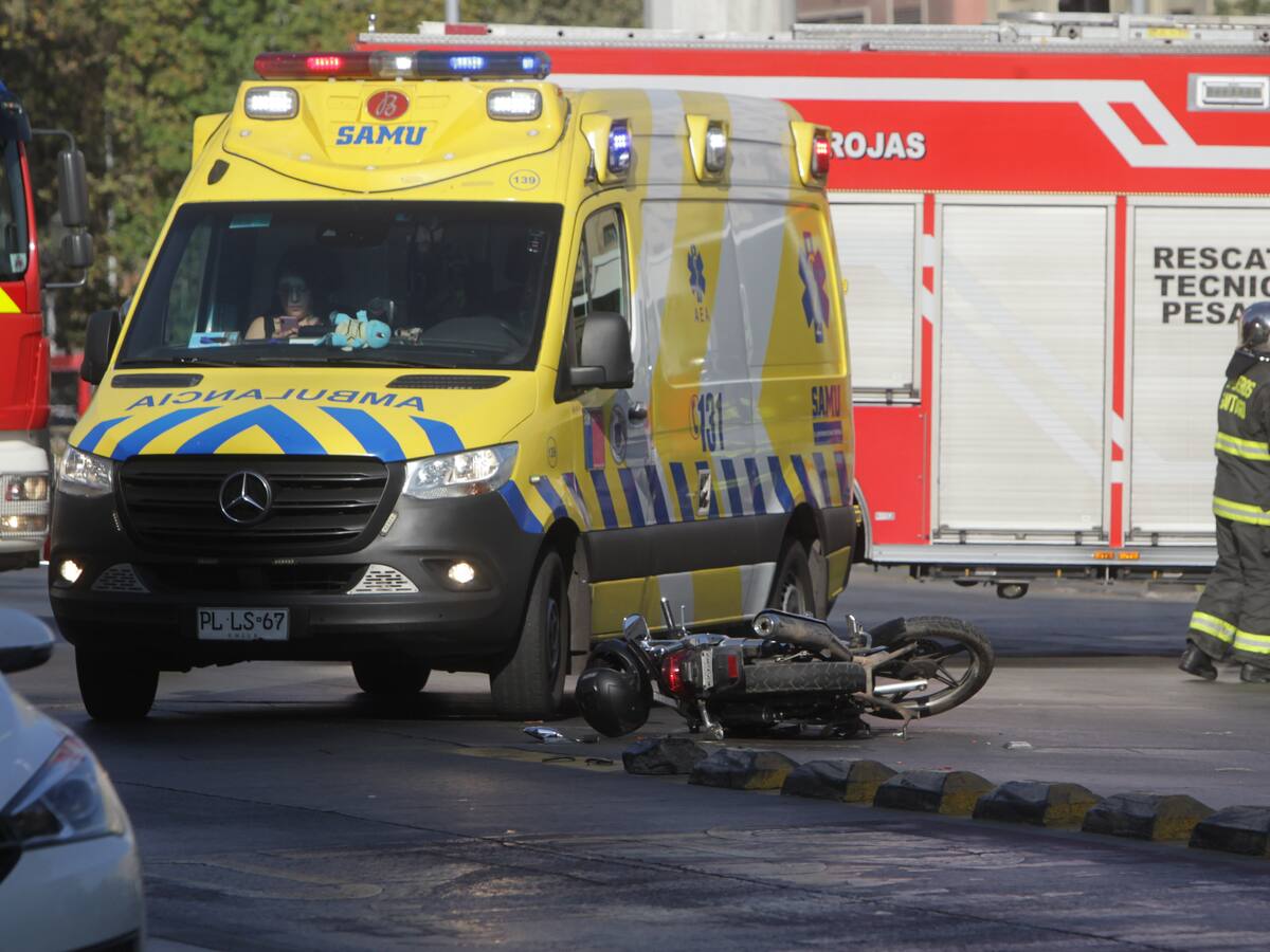 Fatal accidente en Santiago Centro: pasajera de motocicleta fallece tras violenta colisión