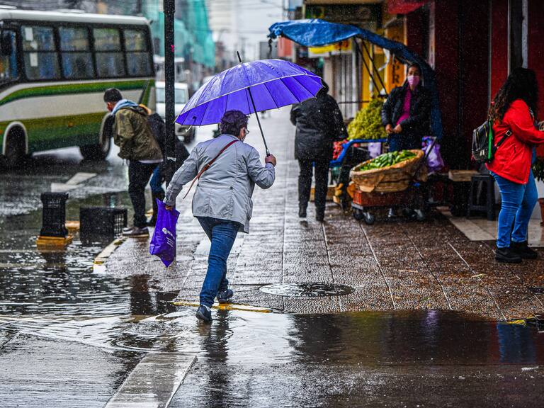 Hasta 200 milímetros de agua: dónde seguirán las lluvias y nevadas en Chile esta semana, según el pronóstico del tiempo