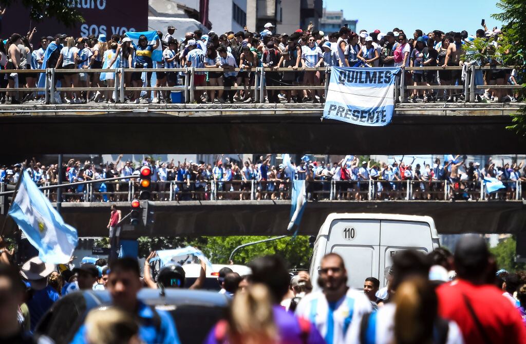 Las calles y los puentes se llenaron en Argentina para festejar el tricampeonato