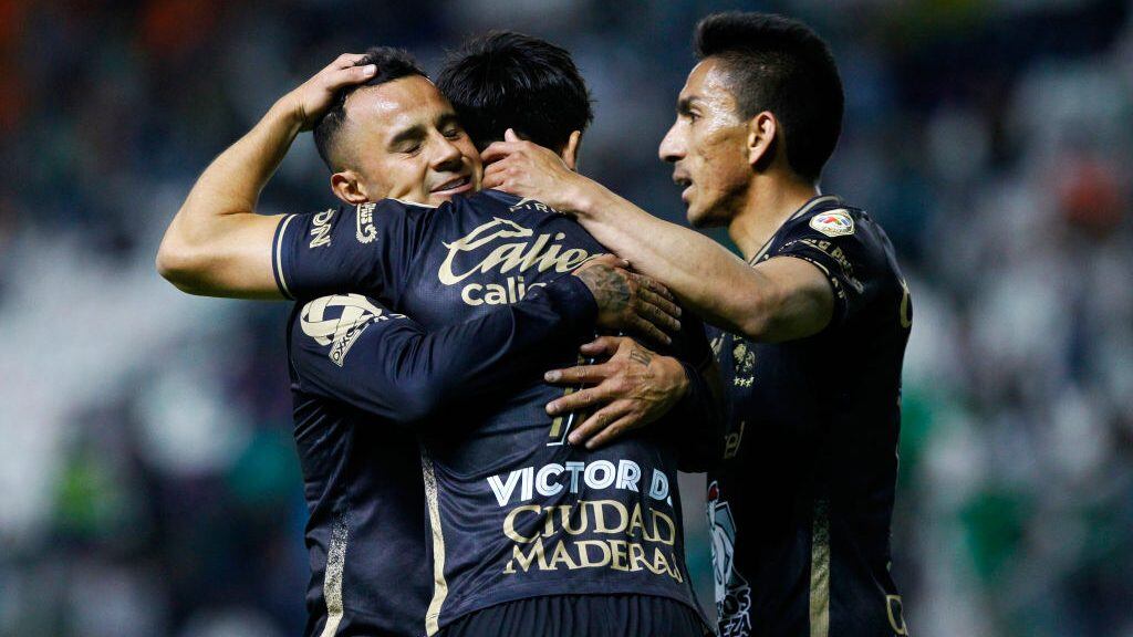 LEON, MEXICO - APRIL 19: Victor Davila #7 of Leon celebrates after scoring the second goal of his team with his teammates Luis Montes #10 and Angel Mena #13 during the 15th round match between Leon and FC Juarez as part of the Torneo Guard1anes 2021 Liga MX at Leon Stadium on April 19, 2021 in Leon, Mexico. (Photo by Leopoldo Smith/Getty Images)