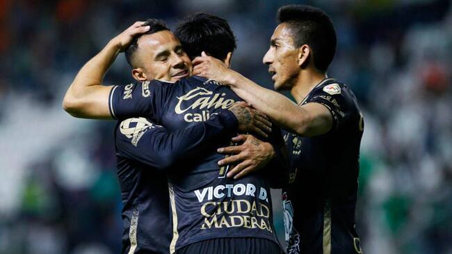 LEON, MEXICO - APRIL 19: Victor Davila #7 of Leon celebrates after scoring the second goal of his team with his teammates Luis Montes #10 and Angel Mena #13 during the 15th round match between Leon and FC Juarez as part of the Torneo Guard1anes 2021 Liga MX at Leon Stadium on April 19, 2021 in Leon, Mexico. (Photo by Leopoldo Smith/Getty Images)