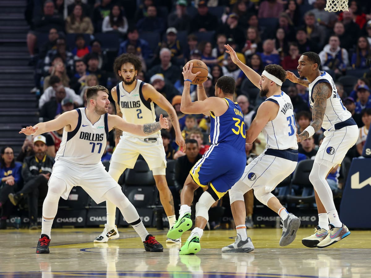 Guerra de canastas: Warriors y Mavericks protagonizaron un partido histórico en la NBA