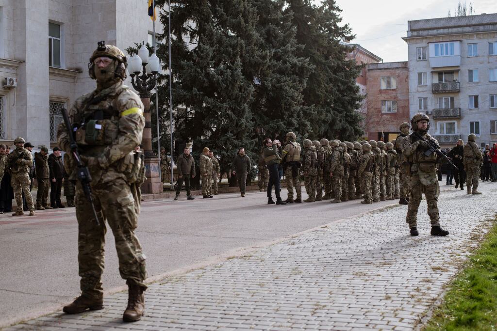 Soldados de Ucrania vigilan las calles de Jersón en la visita de Zelenski